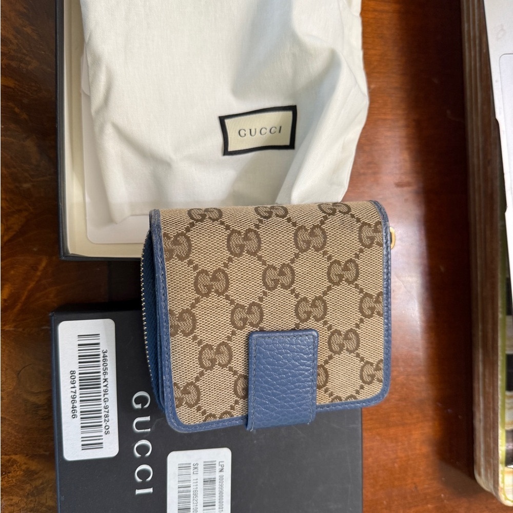Gucci Beige and Blue Wallet lightly used